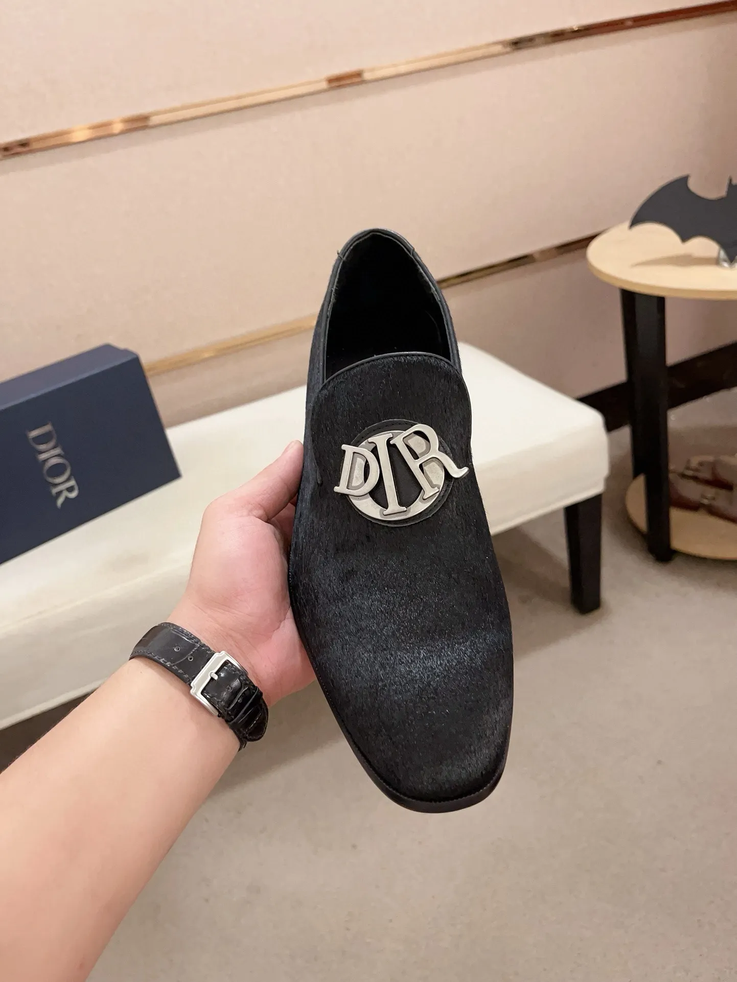 Factory price: 270 men's shoes 💰 High-end version of Dior Dior's new series. Famous actors and Internet celebrities wear super popular designs. They are designed with the sculptures of French artist Niki de Saint Phalle as rings. Material: Fabric: imported original material. Foot pads: cowhide. Outsole: Rubber outsole. Men's shoe size: 38~44. Can be customized to size 45.